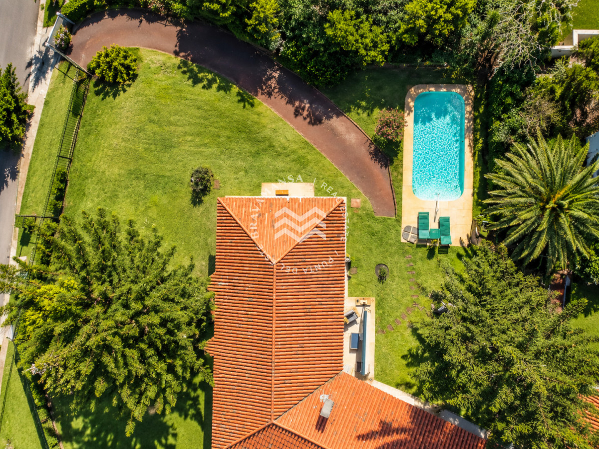 Casa ID.952 - Excelente Casa de 4 Dormitorios, Piscina Climatizada y Barbacoa a una cuadra del Mar, Playa Mansa