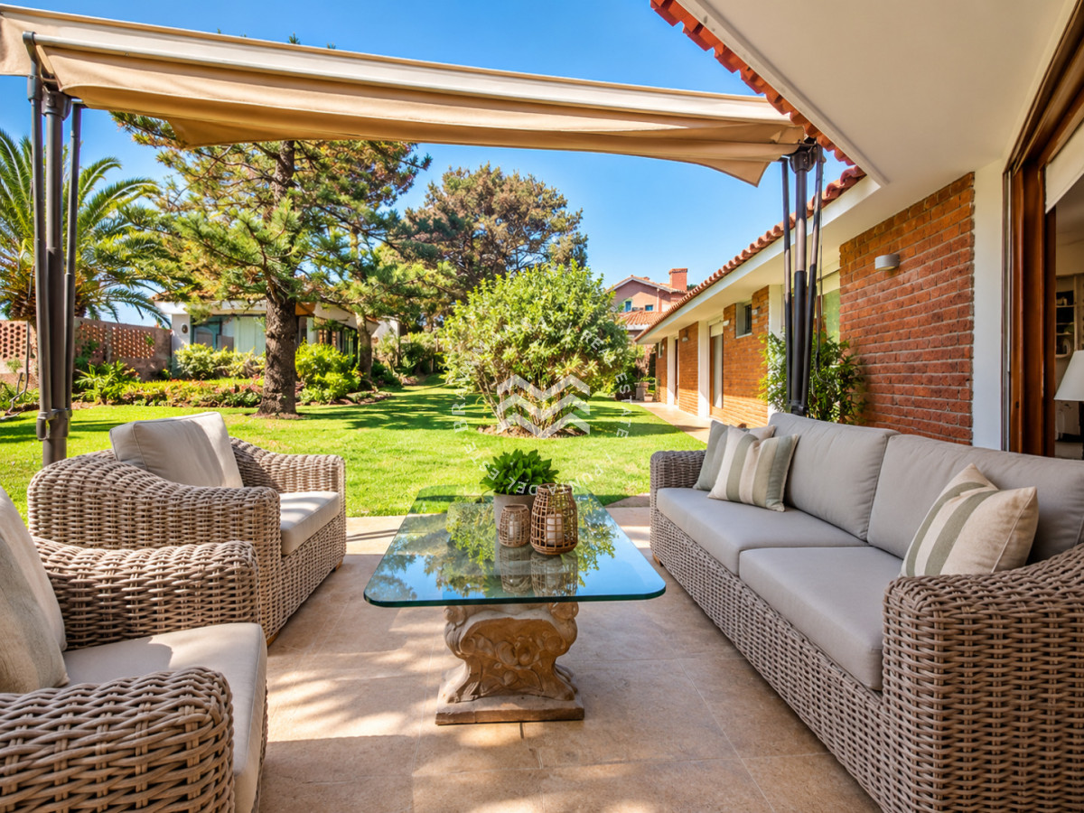 Casa ID.952 - Excelente Casa de 4 Dormitorios, Piscina Climatizada y Barbacoa a una cuadra del Mar, Playa Mansa