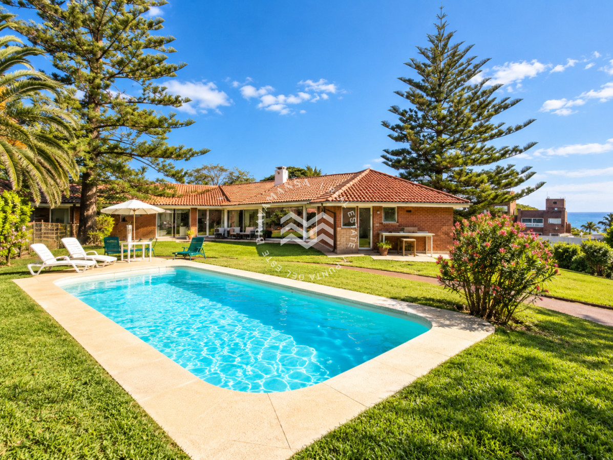 Casa ID.952 - Excelente Casa de 4 Dormitorios, Piscina Climatizada y Barbacoa a una cuadra del Mar, Playa Mansa