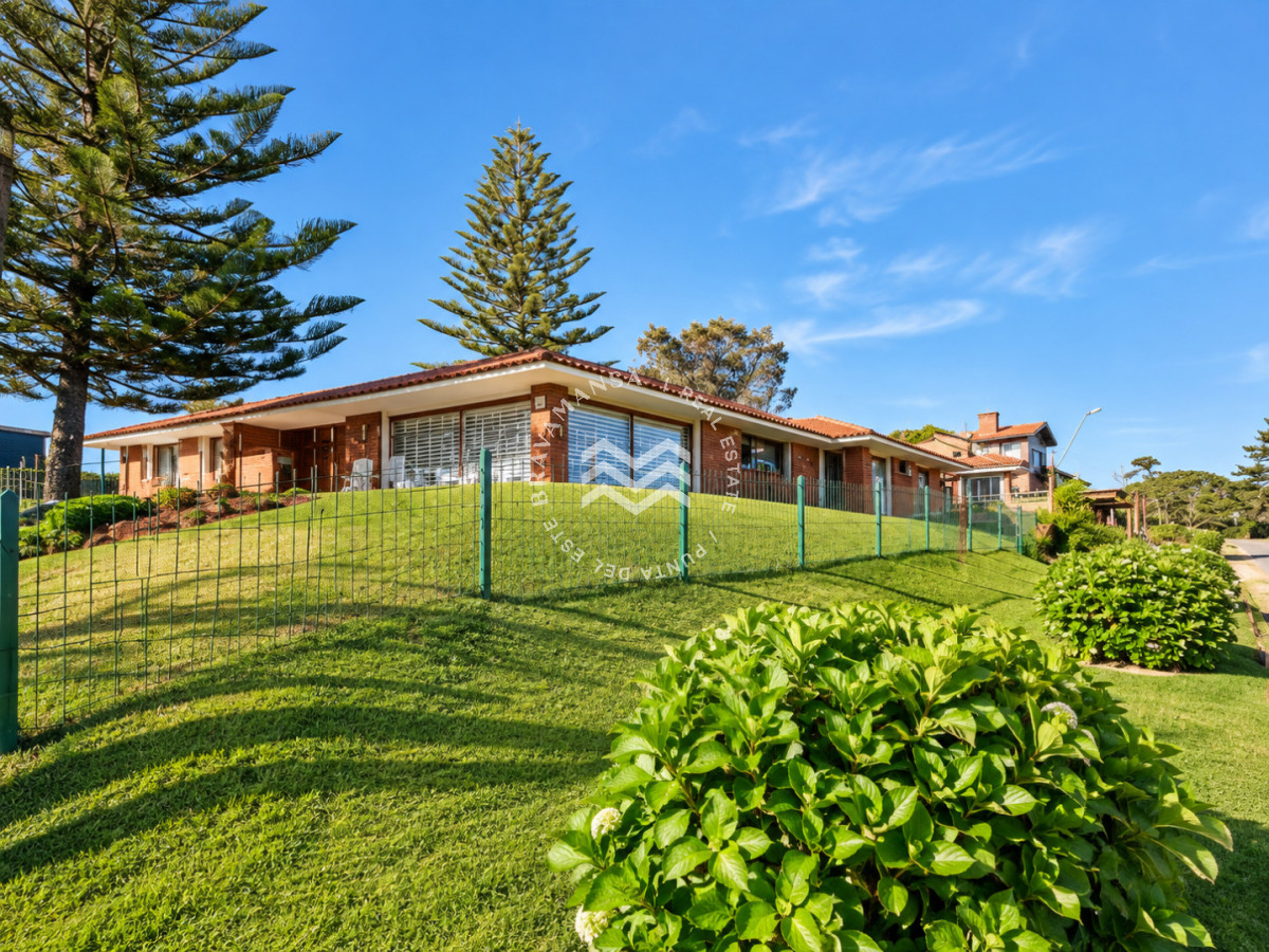 Casa ID.952 - Excelente Casa de 4 Dormitorios, Piscina Climatizada y Barbacoa a una cuadra del Mar, Playa Mansa