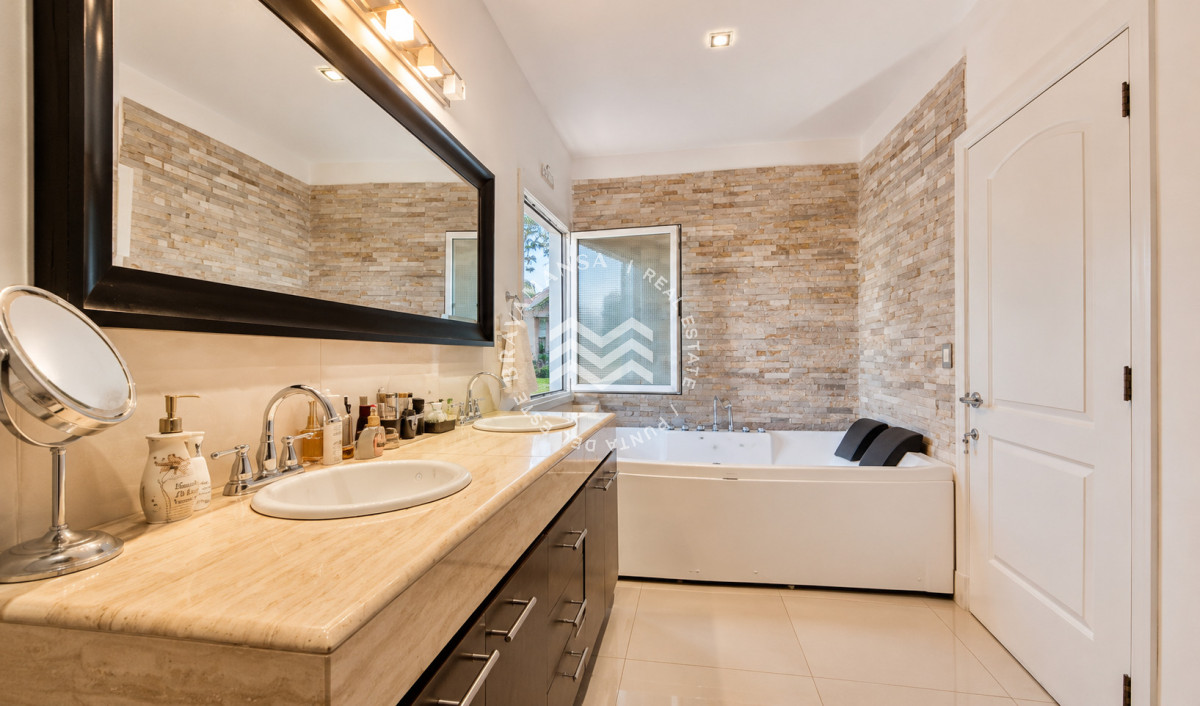 Casa ID.949 - Excelente Casa de 5 Dormitorios en Barrio Privado La Arbolada, Punta del Este