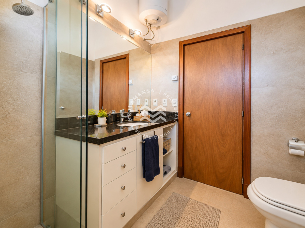Casa ID.952 - Excelente Casa de 4 Dormitorios, Piscina Climatizada y Barbacoa a una cuadra del Mar, Playa Mansa