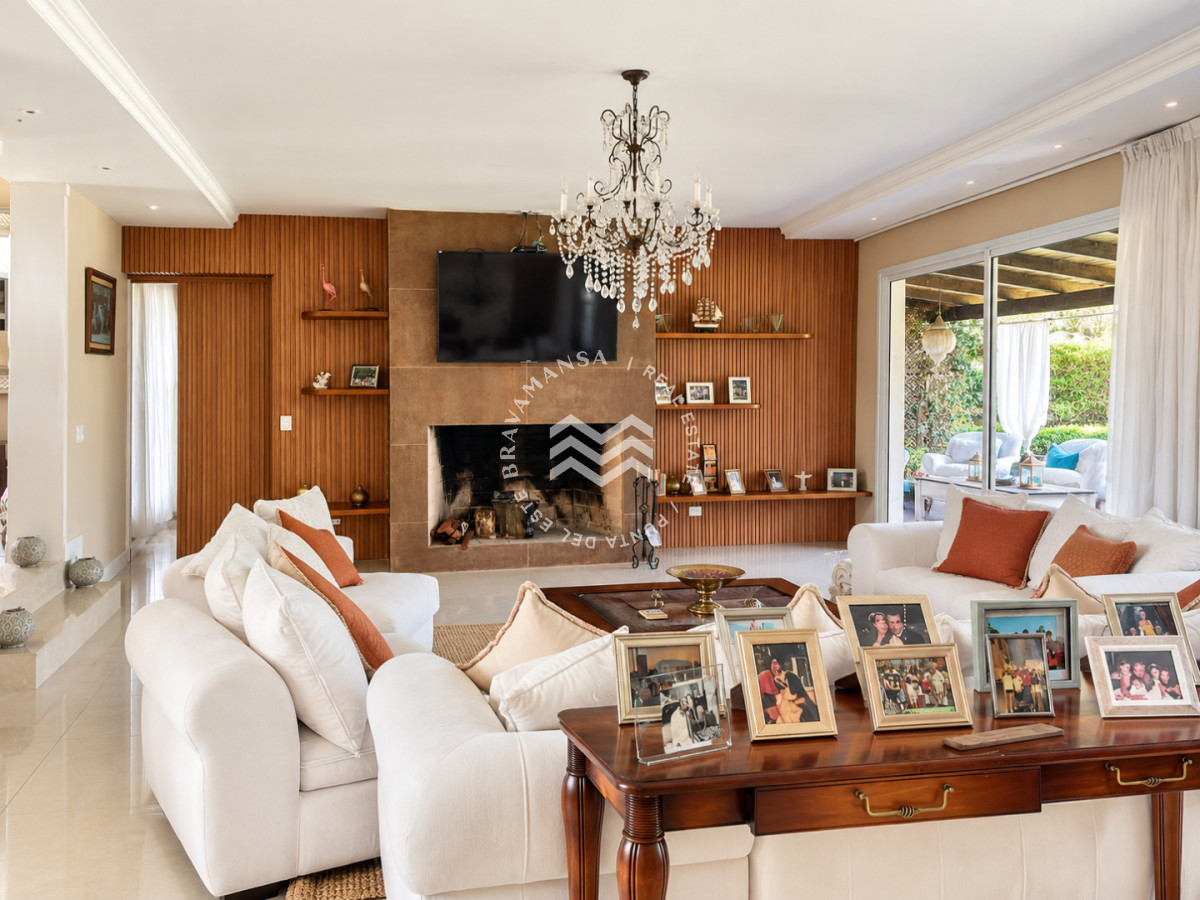 Casa ID.949 - Excelente Casa de 5 Dormitorios en Barrio Privado La Arbolada, Punta del Este