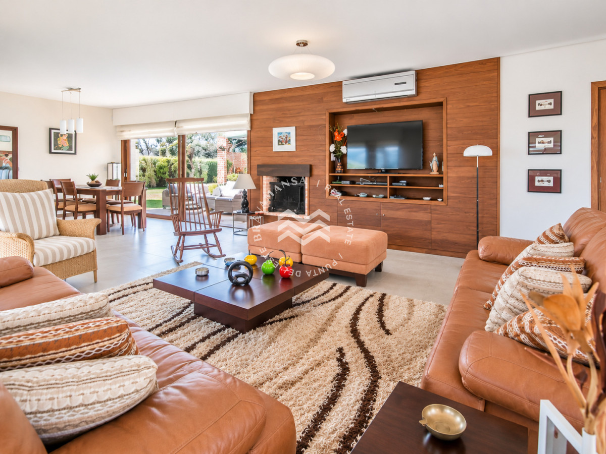 Casa ID.952 - Excelente Casa de 4 Dormitorios, Piscina Climatizada y Barbacoa a una cuadra del Mar, Playa Mansa
