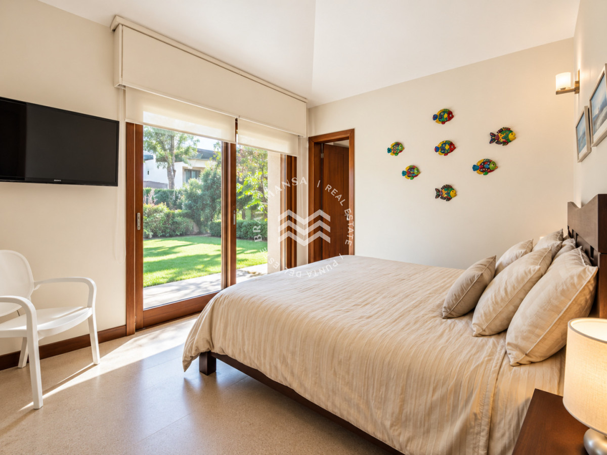 Casa ID.952 - Excelente Casa de 4 Dormitorios, Piscina Climatizada y Barbacoa a una cuadra del Mar, Playa Mansa