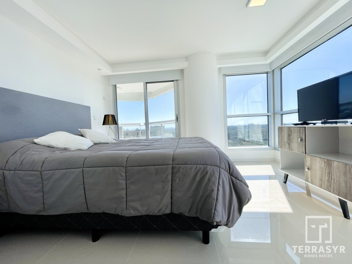 Apartamento ID.197 - Apartamento de 2 Dormitorios y Dependencia, Parrillero en Playa Brava - Punta del Este