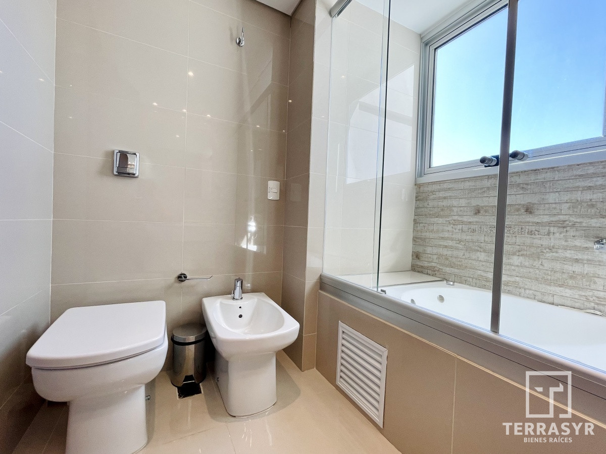 Apartamento ID.197 - Apartamento de 2 Dormitorios y Dependencia, Parrillero en Playa Brava - Punta del Este