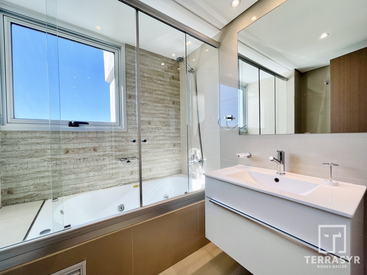 Apartamento ID.197 - Apartamento de 2 Dormitorios y Dependencia, Parrillero en Playa Brava - Punta del Este