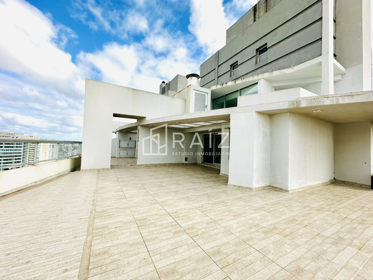 Apartamento ID.11585 - Penthouse 4 dormitorios más dependencia de servicio Playa Brava, Punta del Este