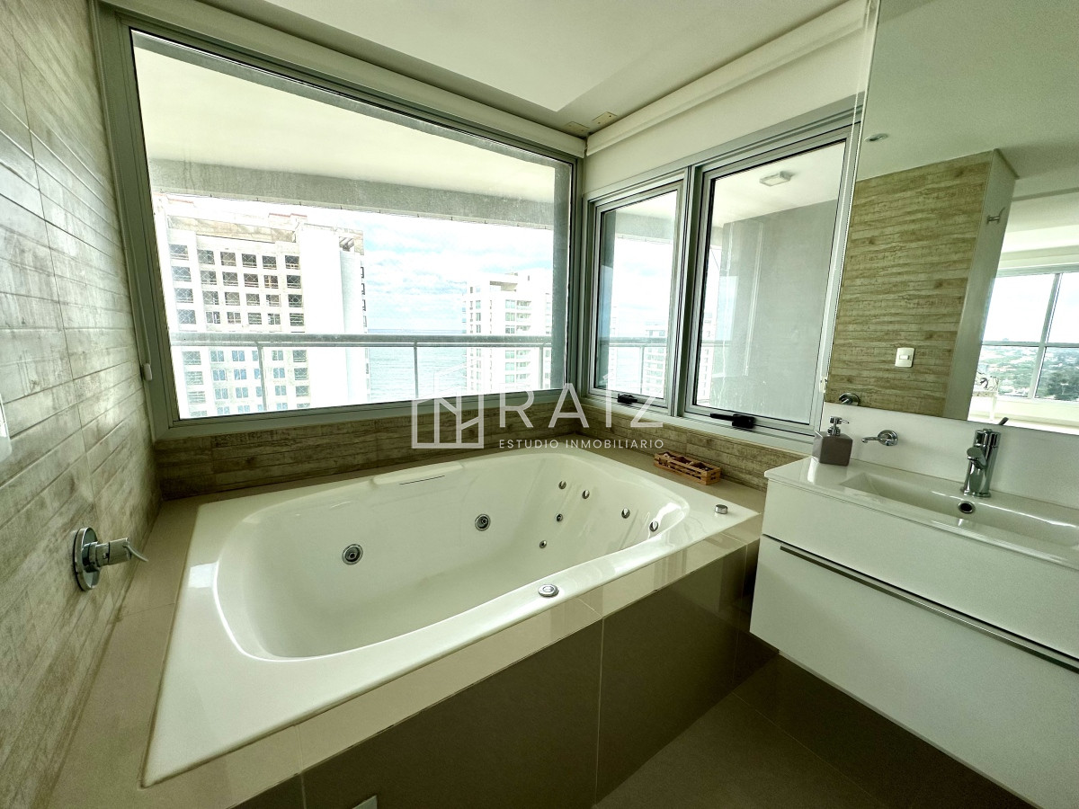 Apartamento ID.11585 - Penthouse 4 dormitorios más dependencia de servicio Playa Brava, Punta del Este