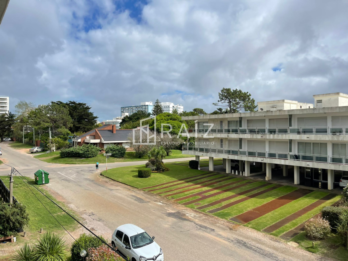 Apartamento ID.7799 - Apartamento de 2 Dormitorios en Aidy Grill a Pocos Metros de Playa Brava - Venta