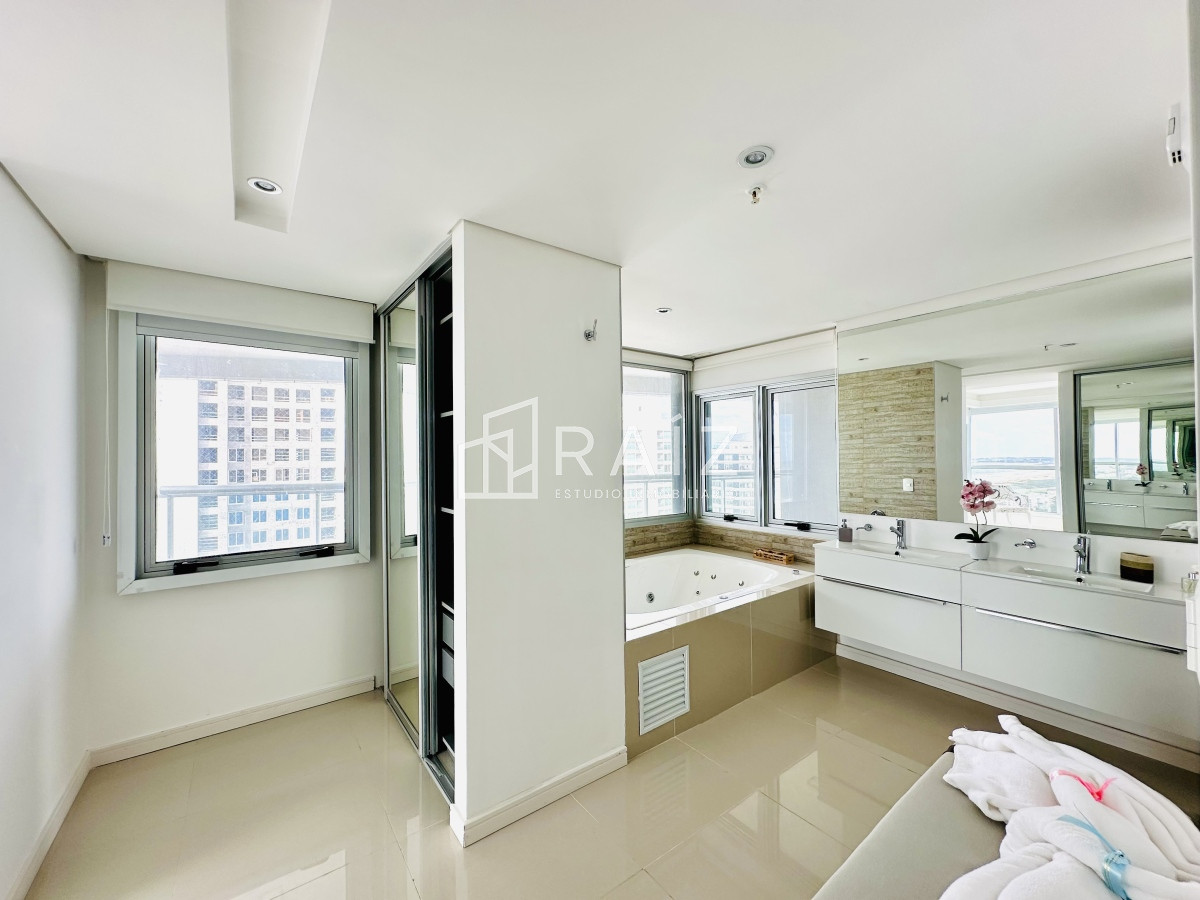 Apartamento ID.11585 - Penthouse 4 dormitorios más dependencia de servicio Playa Brava, Punta del Este