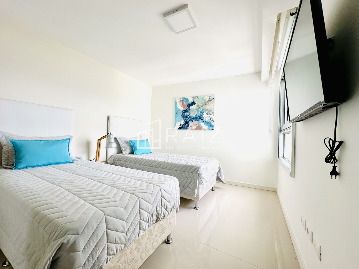 Apartamento ID.11585 - Penthouse 4 dormitorios más dependencia de servicio Playa Brava, Punta del Este