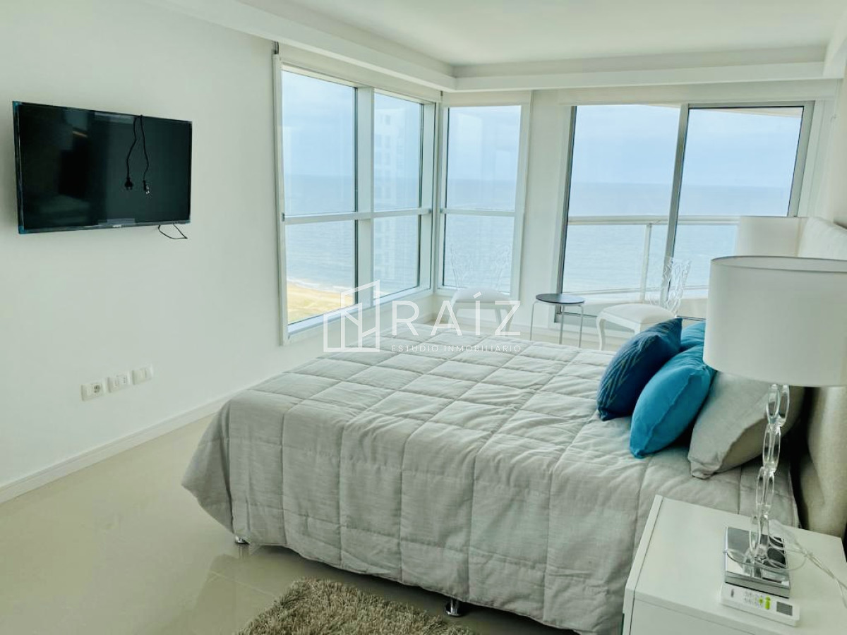 Apartamento ID.11585 - Penthouse 4 dormitorios más dependencia de servicio Playa Brava, Punta del Este