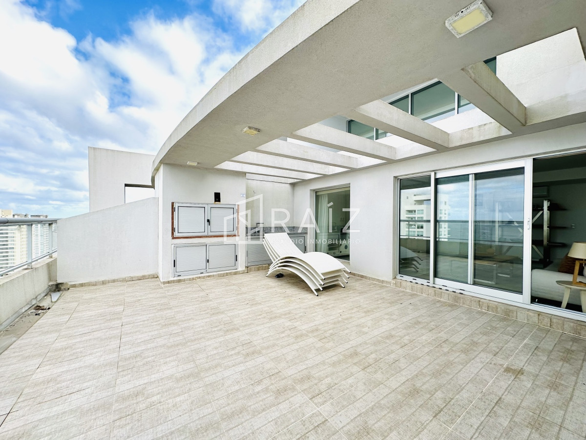 Apartamento ID.11585 - Penthouse 4 dormitorios más dependencia de servicio Playa Brava, Punta del Este