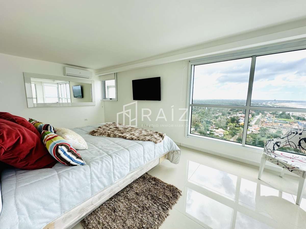 Apartamento ID.11585 - Penthouse 4 dormitorios más dependencia de servicio Playa Brava, Punta del Este