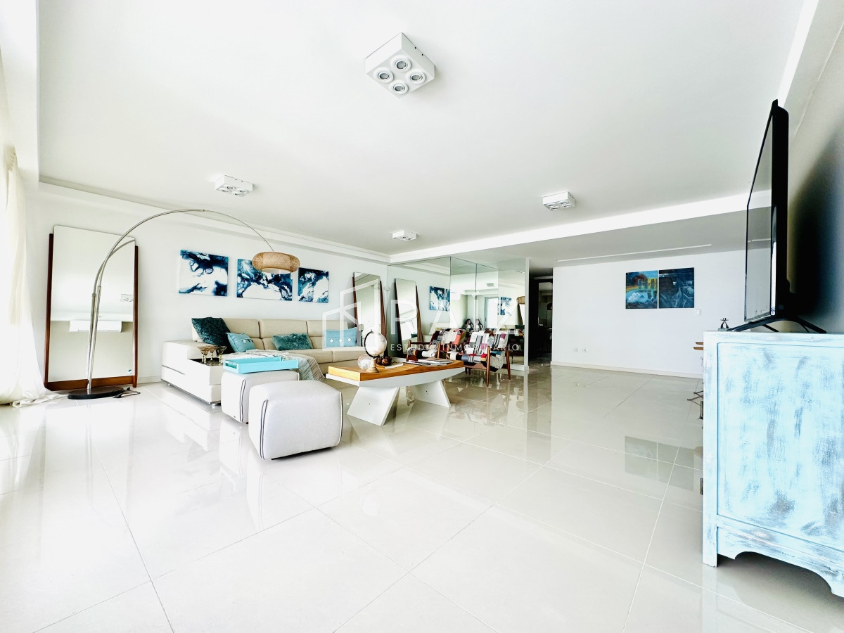 Apartamento ID.11585 - Penthouse 4 dormitorios más dependencia de servicio Playa Brava, Punta del Este