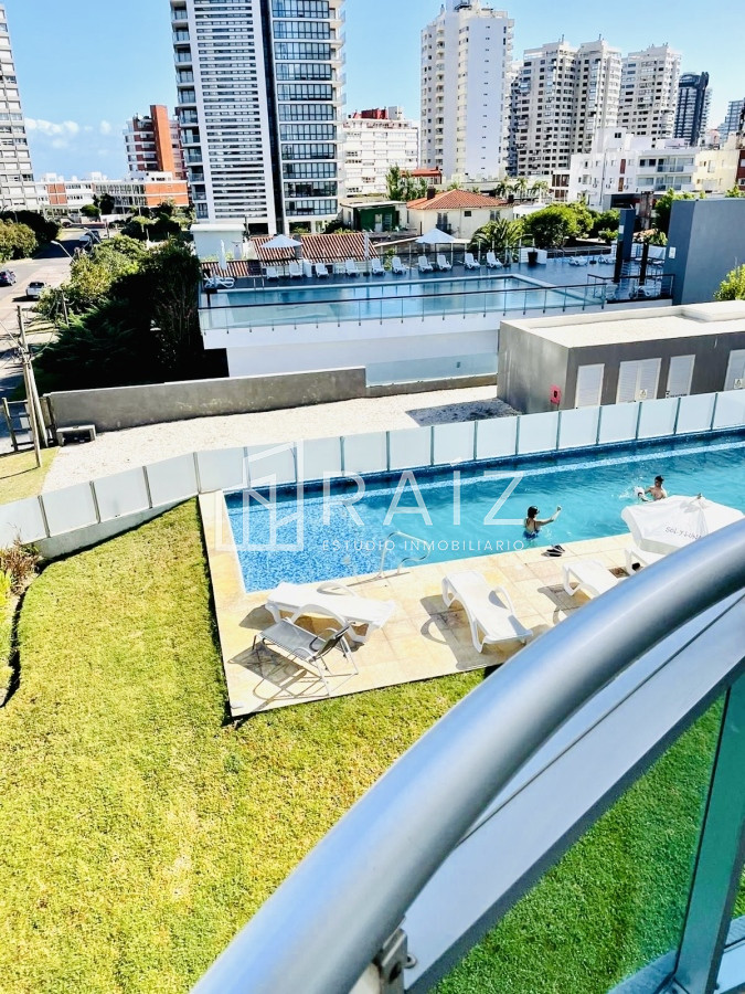 Apartamento ID.10115 - Apartamento de 1 Dormitorio en Torre con Servicios, Cerca del Mar - Alquiler Anual, Punta del Este