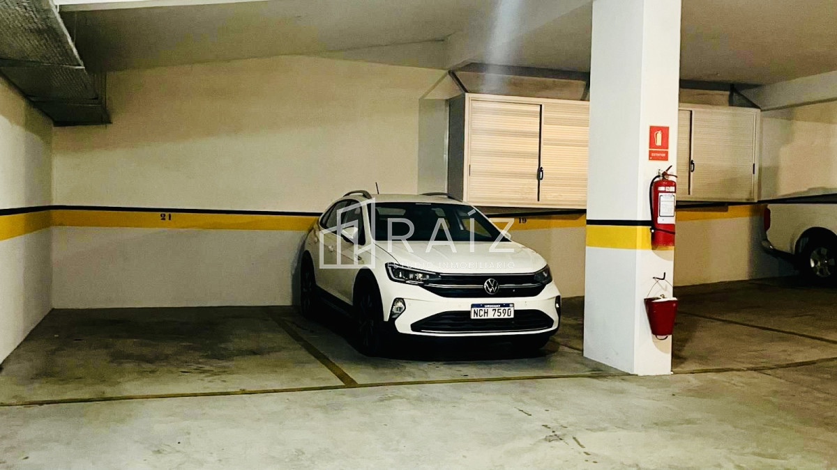 Apartamento ID.10115 - Apartamento de 1 Dormitorio en Torre con Servicios, Cerca del Mar - Alquiler Anual, Punta del Este