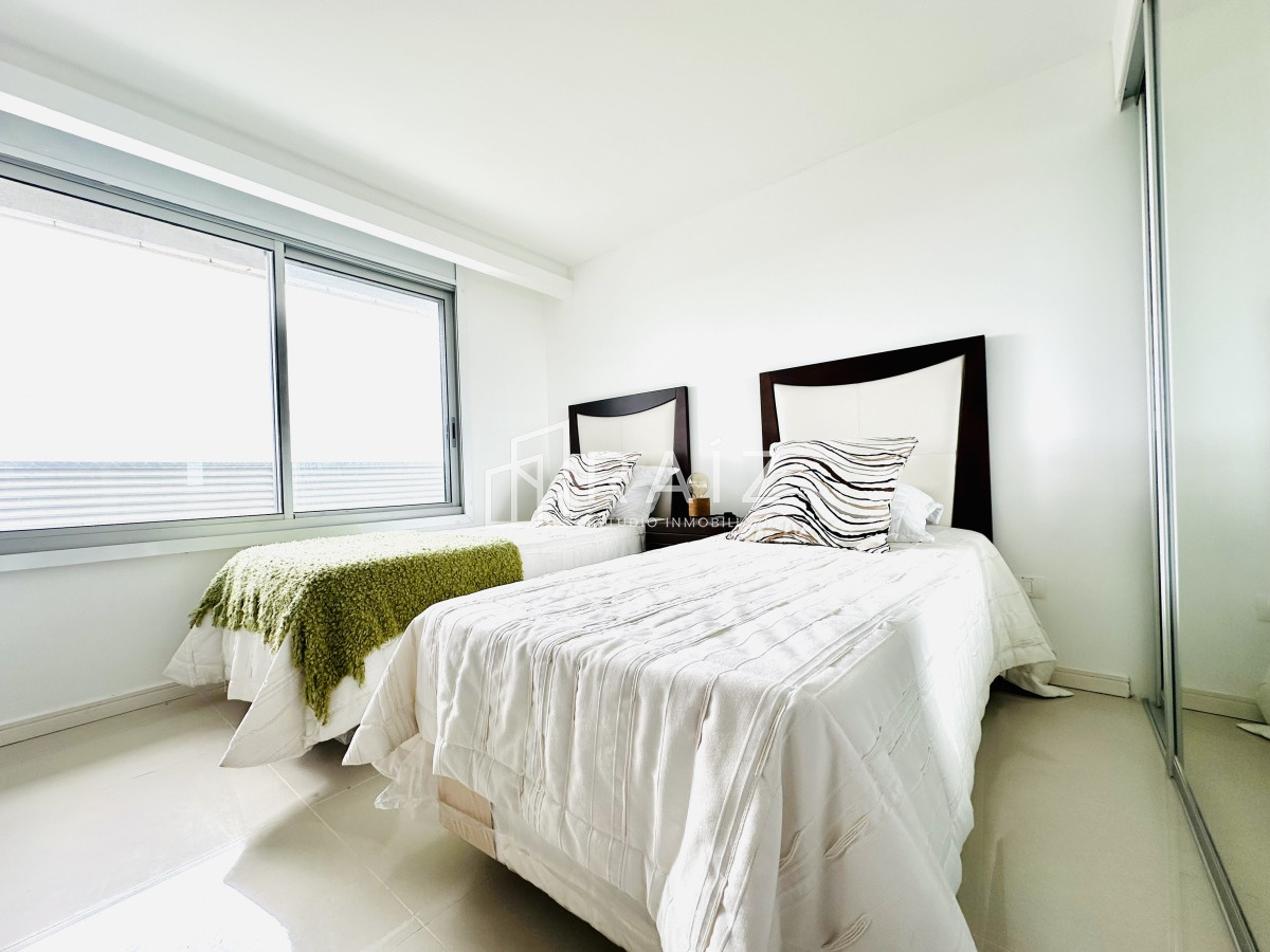 Apartamento ID.11585 - Penthouse 4 dormitorios más dependencia de servicio Playa Brava, Punta del Este