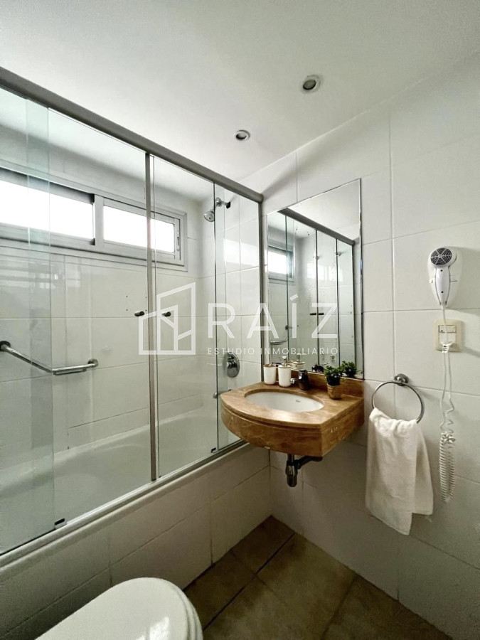 Apartamento ID.10115 - Apartamento de 1 Dormitorio en Torre con Servicios, Cerca del Mar - Alquiler Anual, Punta del Este