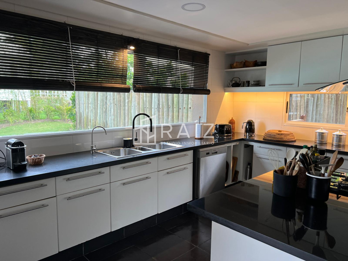 Casa ID.11913 - VENTA CASA 4 4 DORMITORIOS + DEPENDENCIA JOSE IGNACIO