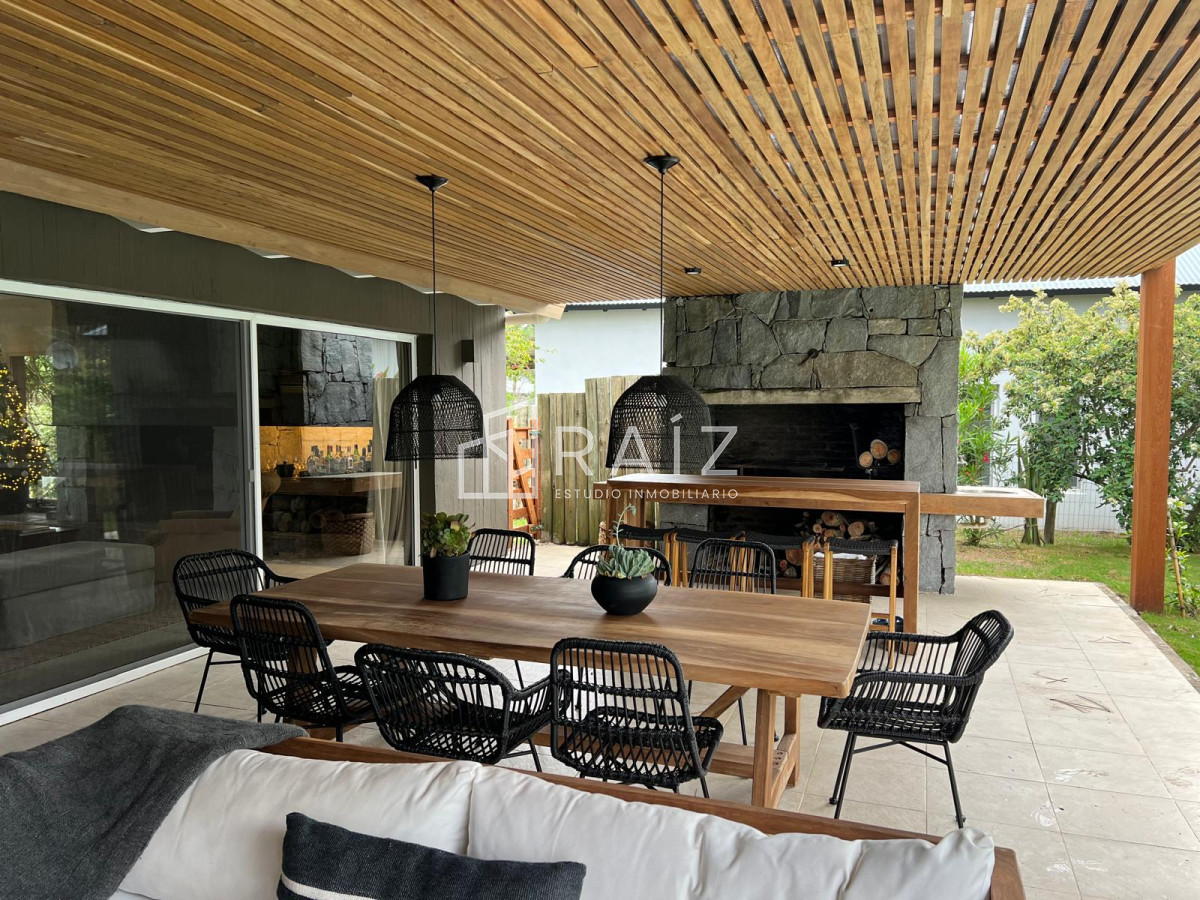 Casa ID.11913 - VENTA CASA 4 4 DORMITORIOS + DEPENDENCIA JOSE IGNACIO