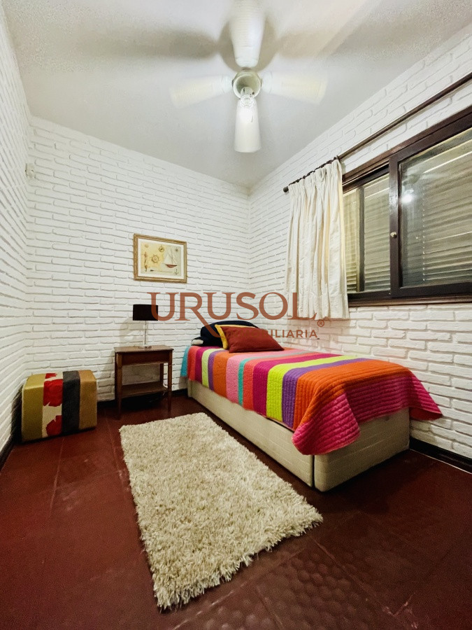 Casa ID.142 - Alquiler temporario de sólida y amplia casa de cinco dormitorios más dependencia de servicio y piscina, Lugano, Punta del Este