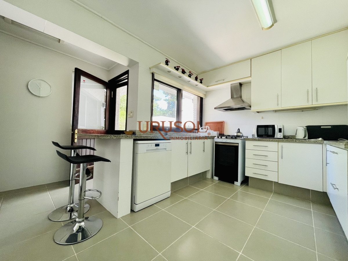 Casa ID.142 - Alquiler temporario de sólida y amplia casa de cinco dormitorios más dependencia de servicio y piscina, Lugano, Punta del Este