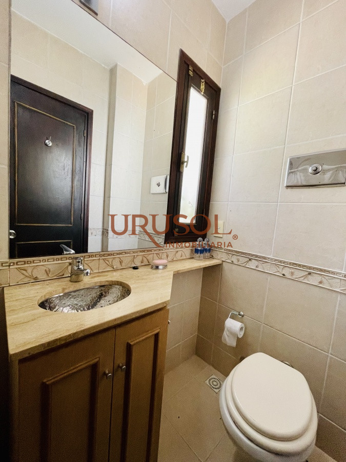 Casa ID.142 - Alquiler temporario de sólida y amplia casa de cinco dormitorios más dependencia de servicio y piscina, Lugano, Punta del Este