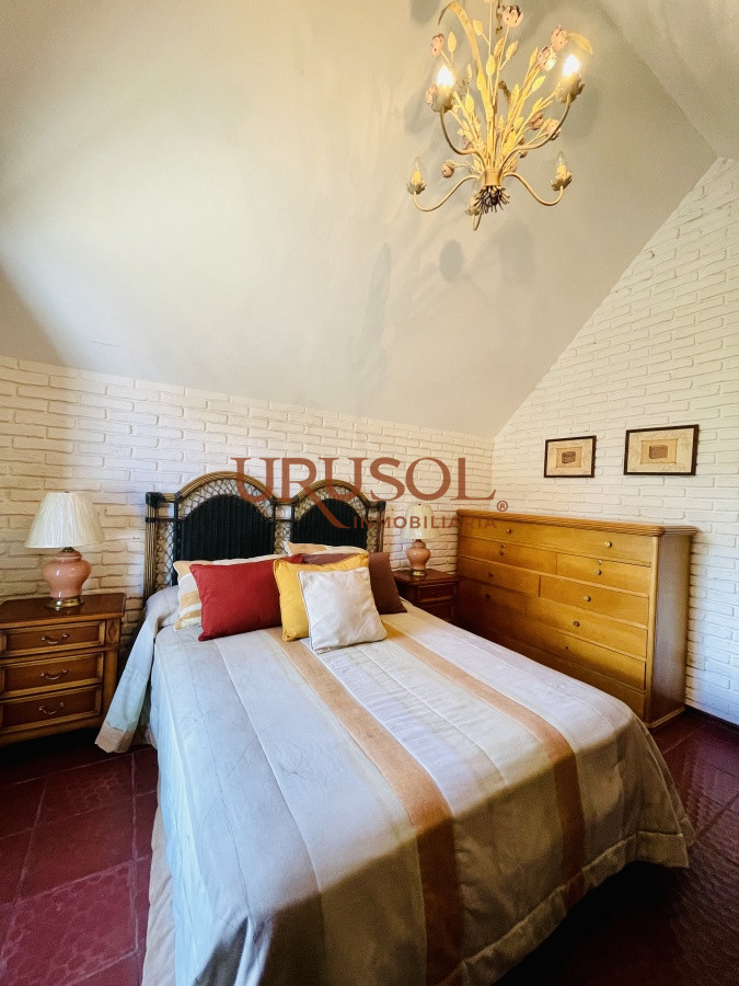 Casa ID.142 - Alquiler temporario de sólida y amplia casa de cinco dormitorios más dependencia de servicio y piscina, Lugano, Punta del Este
