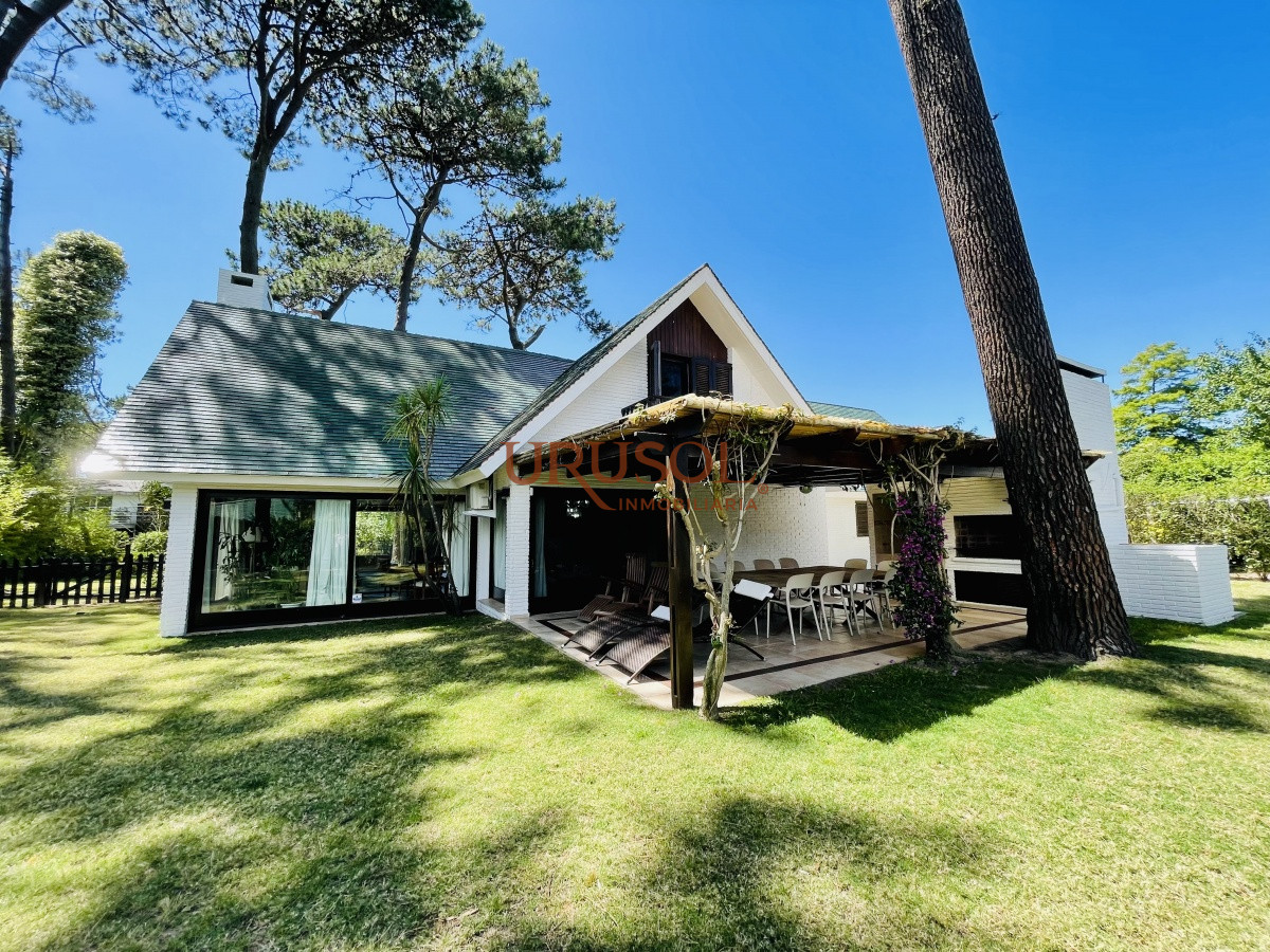 Casa ID.142 - Alquiler temporario de sólida y amplia casa de cinco dormitorios más dependencia de servicio y piscina, Lugano, Punta del Este