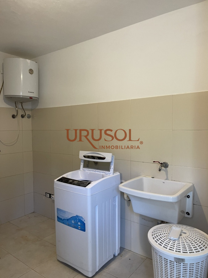 Casa ID.142 - Alquiler temporario de sólida y amplia casa de cinco dormitorios más dependencia de servicio y piscina, Lugano, Punta del Este