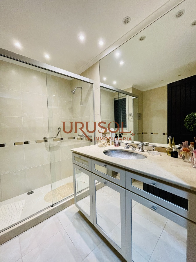 Casa ID.142 - Alquiler temporario de sólida y amplia casa de cinco dormitorios más dependencia de servicio y piscina, Lugano, Punta del Este