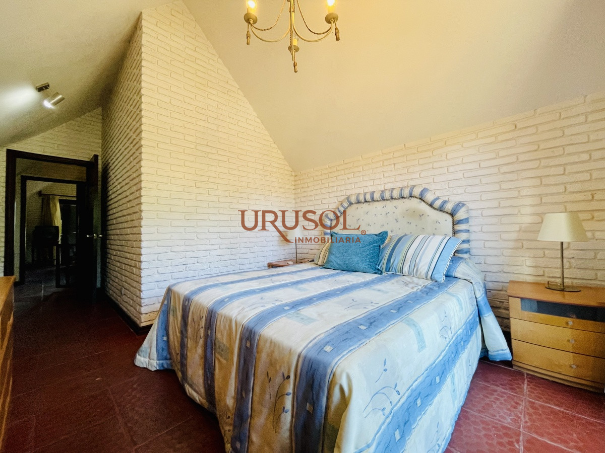 Casa ID.142 - Alquiler temporario de sólida y amplia casa de cinco dormitorios más dependencia de servicio y piscina, Lugano, Punta del Este