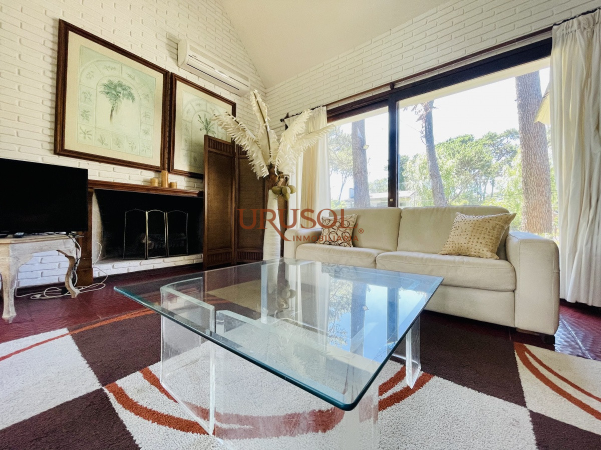 Casa ID.142 - Alquiler temporario de sólida y amplia casa de cinco dormitorios más dependencia de servicio y piscina, Lugano, Punta del Este