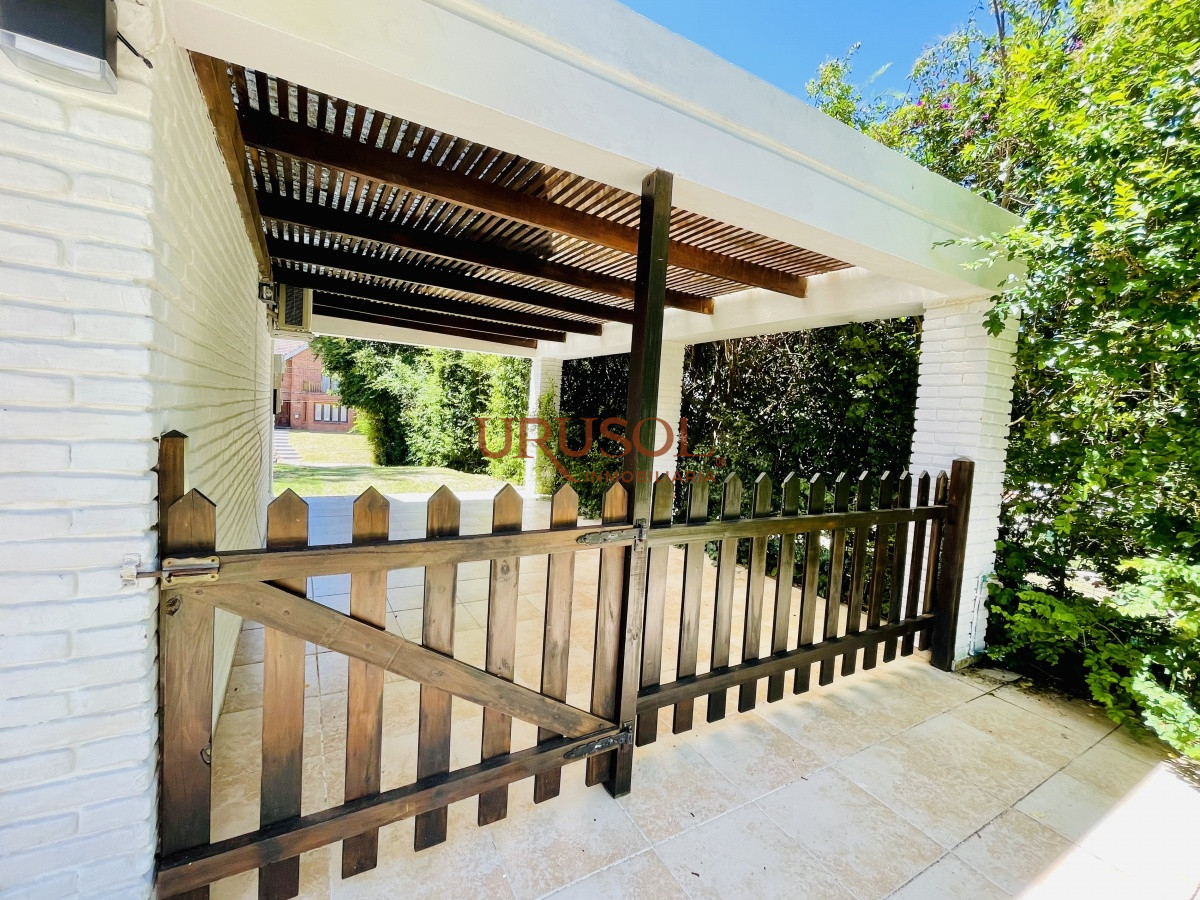Casa ID.142 - Alquiler temporario de sólida y amplia casa de cinco dormitorios más dependencia de servicio y piscina, Lugano, Punta del Este