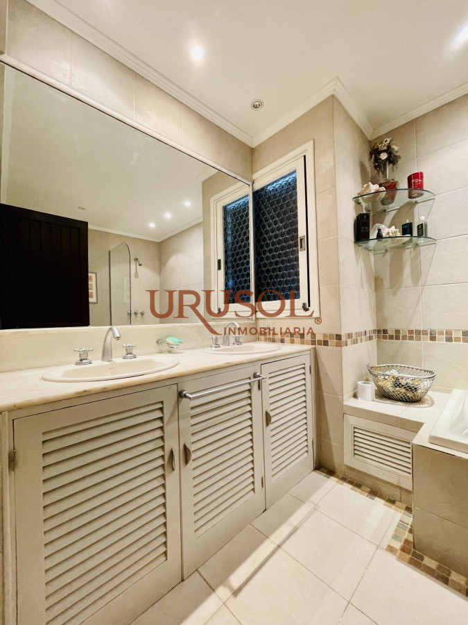 Casa ID.142 - Alquiler temporario de sólida y amplia casa de cinco dormitorios más dependencia de servicio y piscina, Lugano, Punta del Este