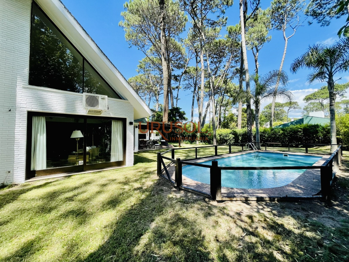 Casa ID.142 - Alquiler temporario de sólida y amplia casa de cinco dormitorios más dependencia de servicio y piscina, Lugano, Punta del Este