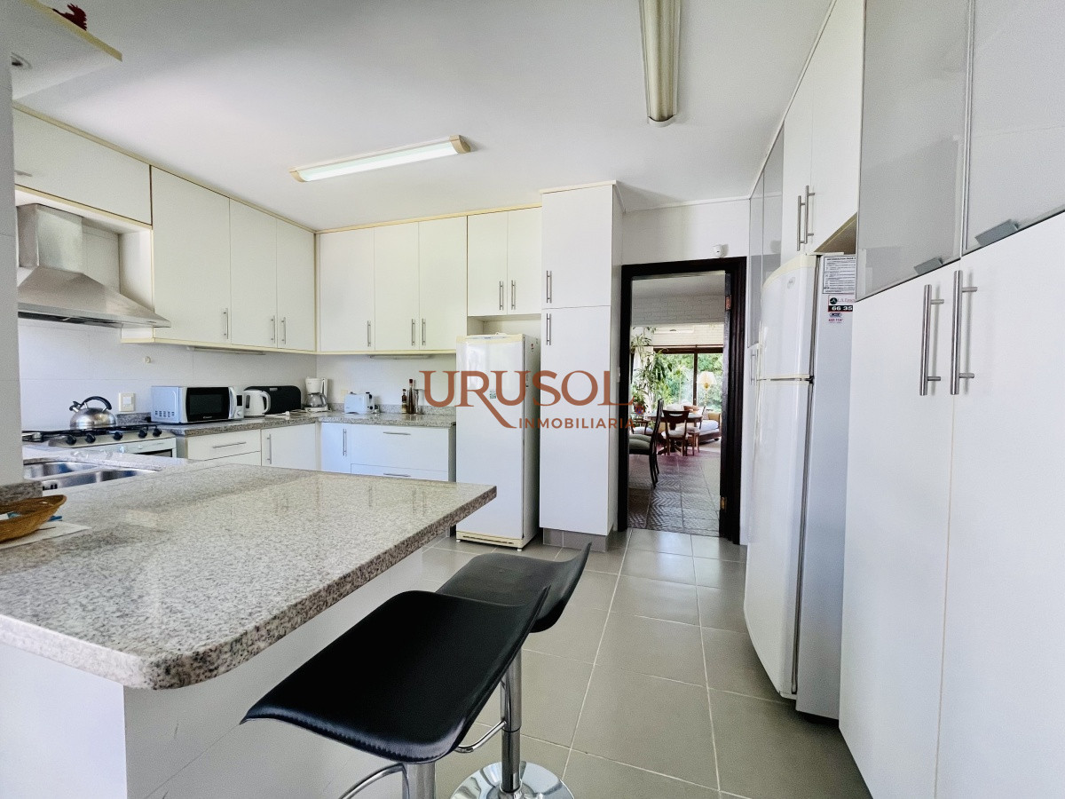 Casa ID.142 - Alquiler temporario de sólida y amplia casa de cinco dormitorios más dependencia de servicio y piscina, Lugano, Punta del Este