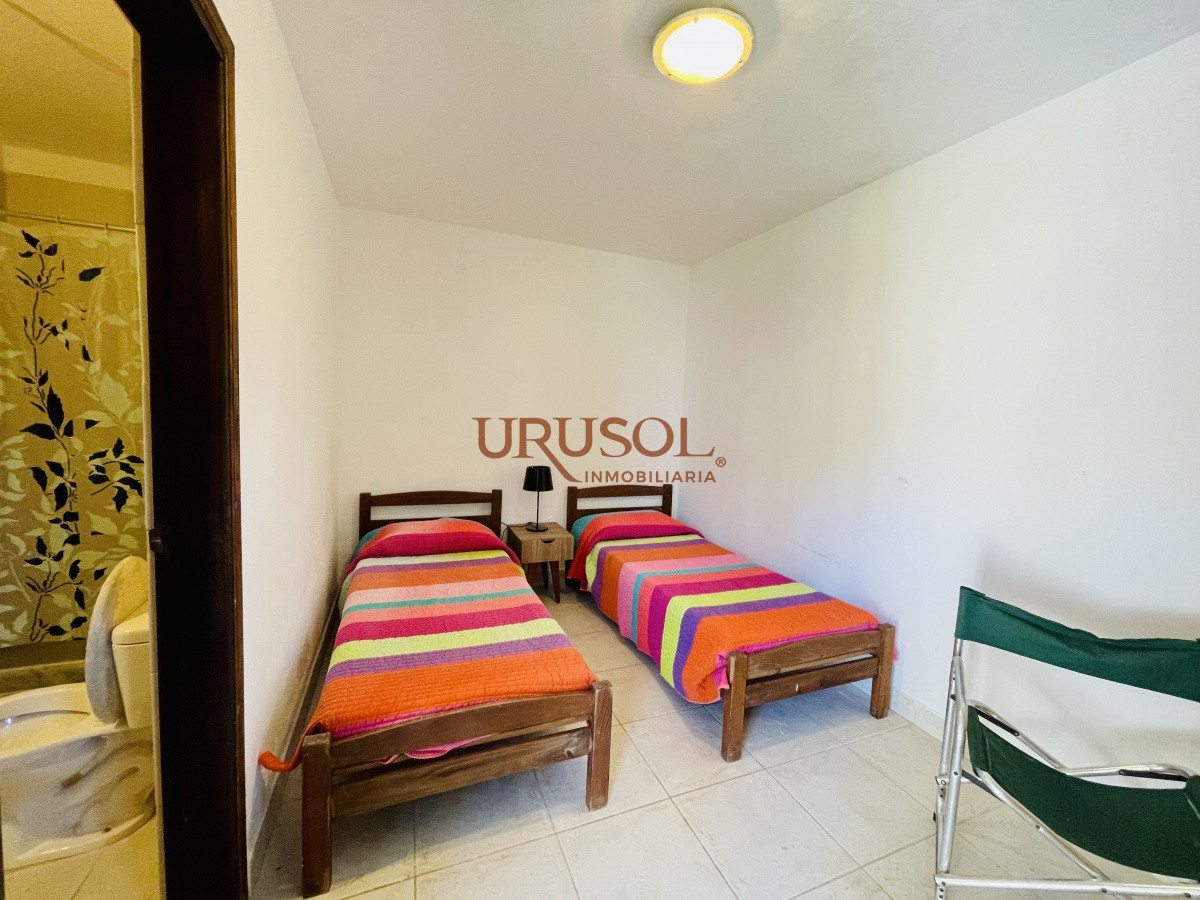 Casa ID.142 - Alquiler temporario de sólida y amplia casa de cinco dormitorios más dependencia de servicio y piscina, Lugano, Punta del Este
