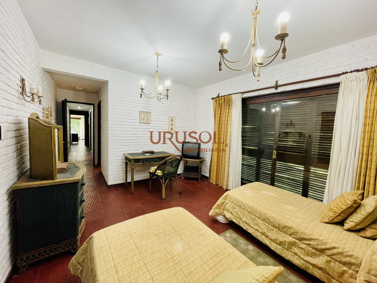 Casa ID.142 - Alquiler temporario de sólida y amplia casa de cinco dormitorios más dependencia de servicio y piscina, Lugano, Punta del Este