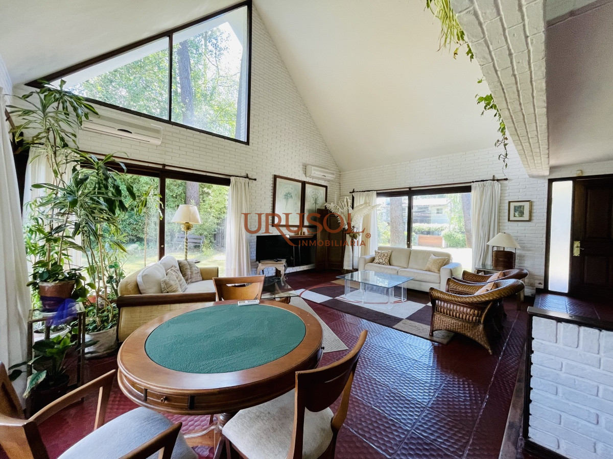 Casa ID.142 - Alquiler temporario de sólida y amplia casa de cinco dormitorios más dependencia de servicio y piscina, Lugano, Punta del Este