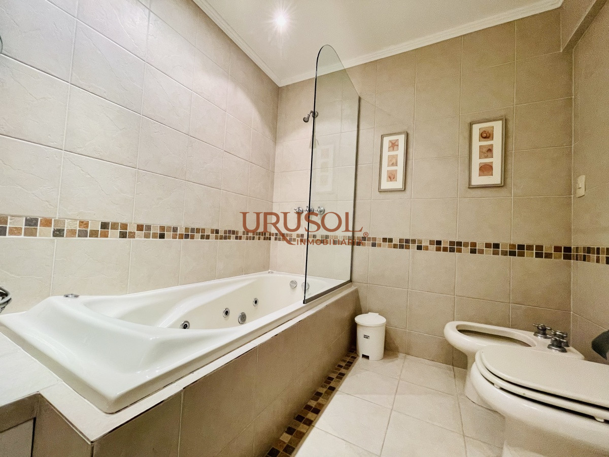 Casa ID.142 - Alquiler temporario de sólida y amplia casa de cinco dormitorios más dependencia de servicio y piscina, Lugano, Punta del Este
