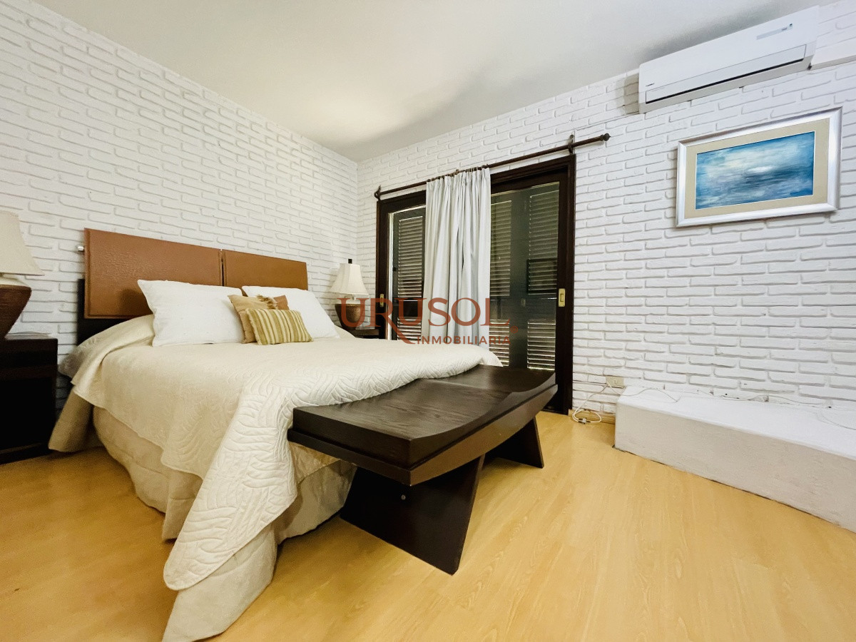 Casa ID.142 - Alquiler temporario de sólida y amplia casa de cinco dormitorios más dependencia de servicio y piscina, Lugano, Punta del Este