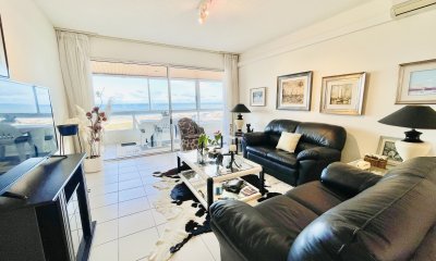 Apartamento de 3 Dormitorios en Primera Línea del Mar, Playa Brava - Venta