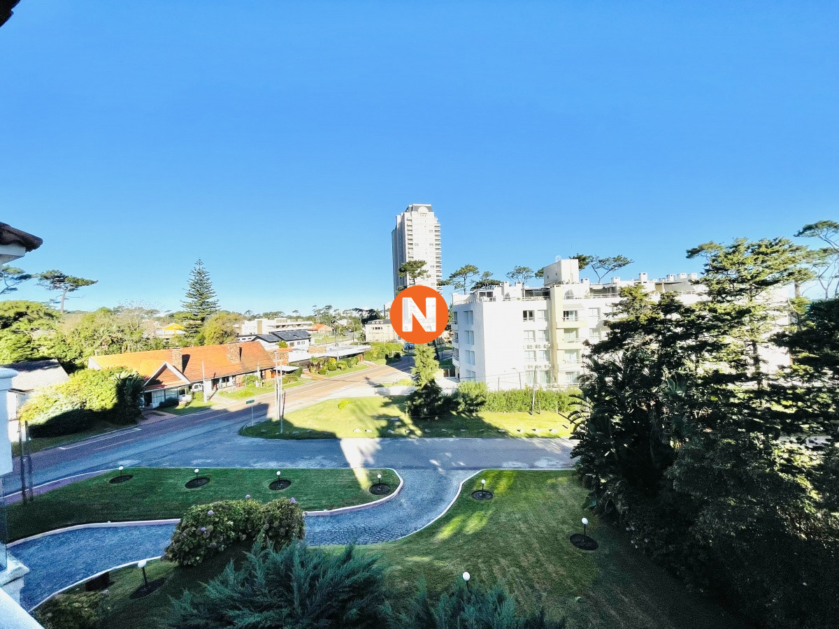 Apartamento Ref.220913 - Penthouse de 3 Dormitorios y Parrillero a metros de Playa Mansa, Venta Punta del Este