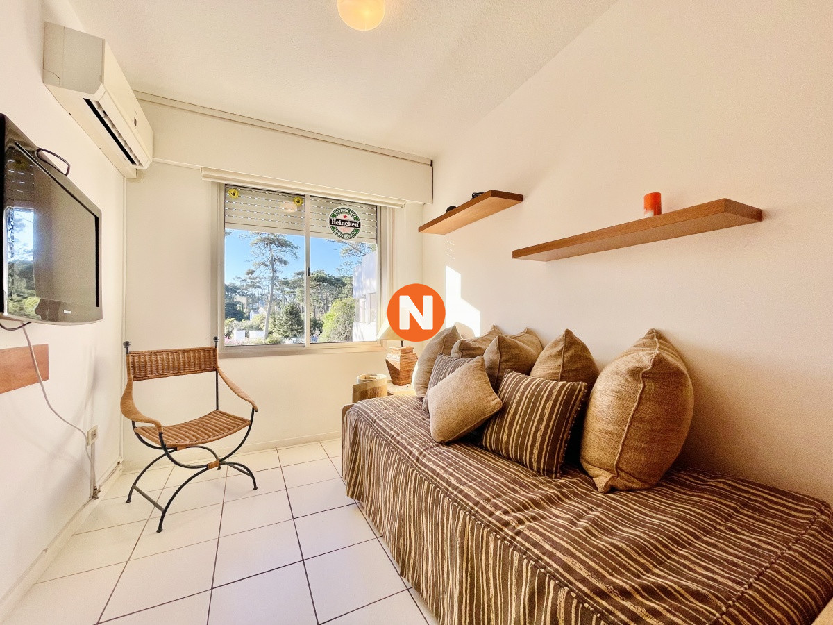 Apartamento Ref.220913 - Penthouse de 3 Dormitorios y Parrillero a metros de Playa Mansa, Venta Punta del Este