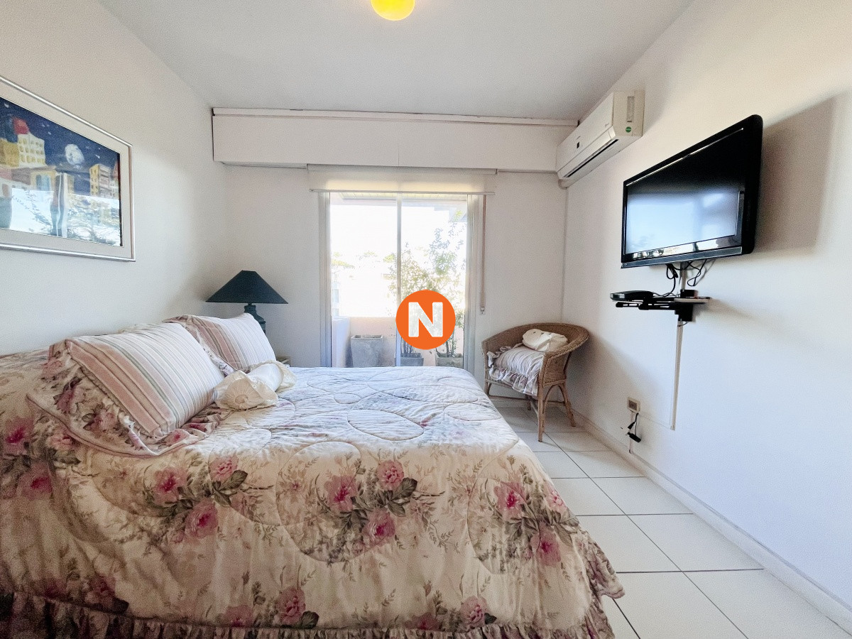 Apartamento Ref.220913 - Penthouse de 3 Dormitorios y Parrillero a metros de Playa Mansa, Venta Punta del Este