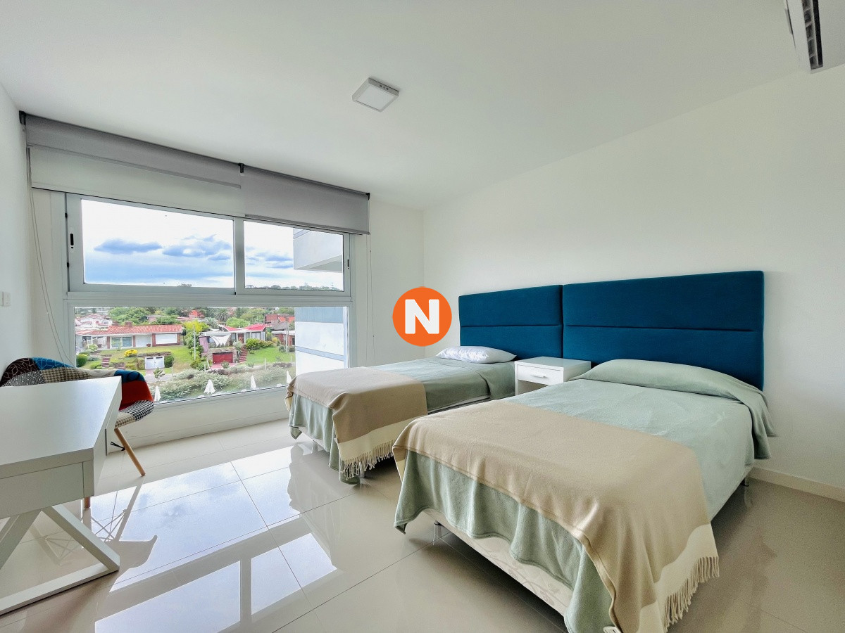 Apartamento Ref.220491 - VENTA DE APARTAMENTO DE 3 DORMITORIOS CON PARRILLERO PROPIO FRENTE AL MAR EN MANSA PUNTA DEL ESTE 